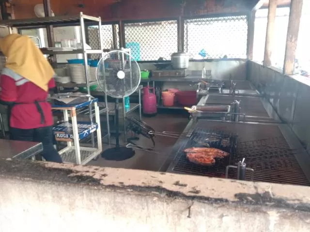 TAAT ATURAN: Para pebisnis kuliner di Kota Banjarmasin menyesuaikan pola penjualan di tengah penerapan PPKM level 4.