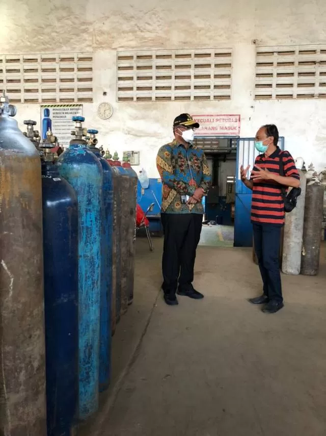 PANTAU: Penjabat Gubernur Kalsel Safrizal ZA memantau stok oksigen  di sejumlah gudang  perusahaan. | FOTO: BIRO ADPIM SETDAPROV KALSEL