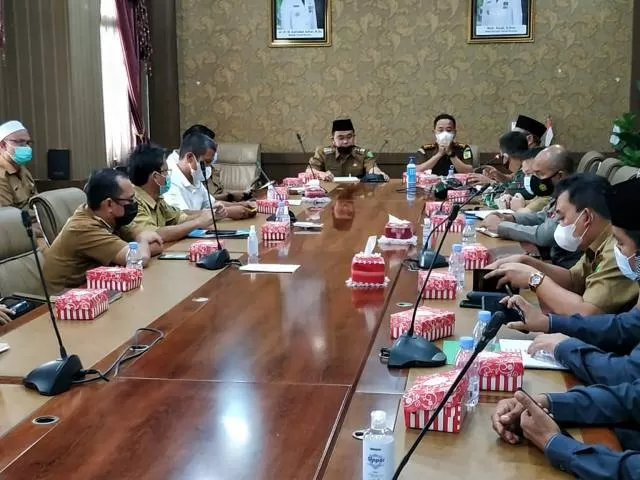 KOORDINASI: Bupati Tanbu Zairullah Azhar memimpin rapat koordinasi penanganan Covid-19 di daerah ini.