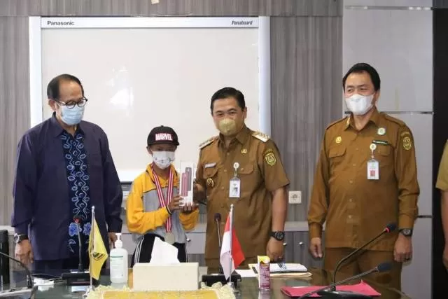 PENGHARGAAN: Wali Kota Banjarmasin Ibnu Sina menyerahkan piagam penghargaan yang didapatkan para atlet Special Olympics Indonesia (SOIna) Kota Banjarmasin.