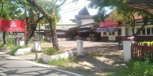 SEPI: Suasana salah satu rumah makan di Banjarmasin saat hari pertama PPKM level 4 diberlakukan.