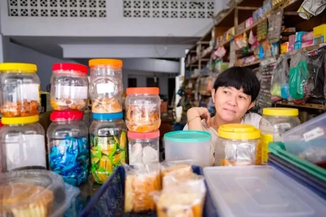 JUALAN: seorang ibu membuka toko menjual kebutuhan pokok masyarakat, seperti minyak goreng, beras, terigu, gula, telur, dan produk rumahan lainnya. | Foto: Istimewa