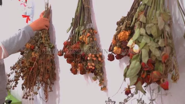 BUNGA KERING: Selama WFH, banyak yang membeli dried flowers untuk menghiasi interior ruang kerja di rumahnya. | FOTO: TIA LALITA NOVITRI/RADAR BANJARMASIN