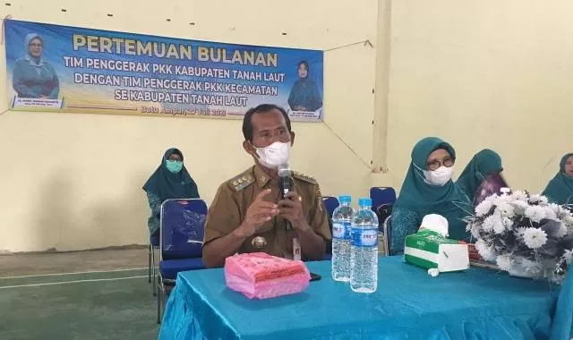 PEMBINAAN: Bupati Tala HM Sukamta menghadiri pertemuan bulanan TP PKK di Desa Durian Bungkuk.