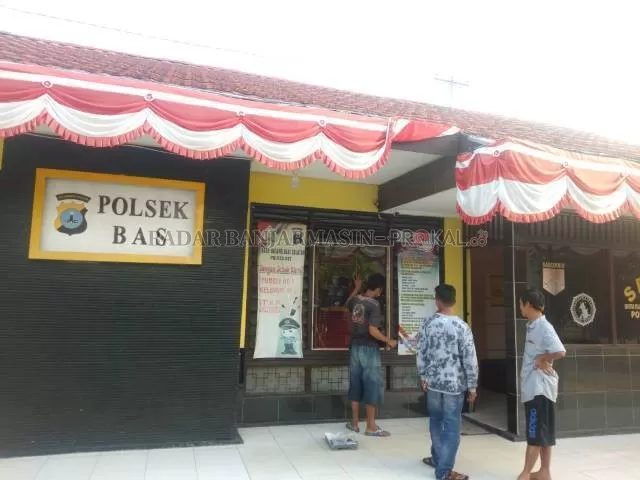 LANGSUNG DIGANTI: Kaca kantor Polsek Batang Alai Selatan yang sebelumnya dipecahkan ODGJ sudah diganti dengan yang baru.
