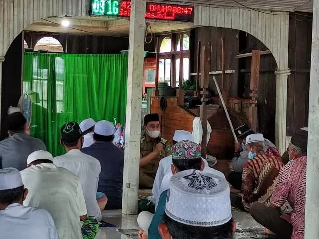 PANDEMI: Bupati Tanbu HM Zairullah Azhar memimpin doa bersama di Desa Tibarau Panjang, Kecamatan Teluk Kepayang, Selasa (27/7).