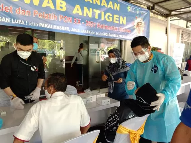 CEK KONDISI: Para atlet dan pelatih Kalsel yang diproyeksikan ke PON Papua menjalani tes usap antigen di Sekretariat KONI Kalsel, Senin (26/7).