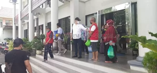 TIPIKOR: Kades Desa Jan Jam saat  (plontos) saat dieksekusi pihak Kejaksaan HSU. | Dok: Radar Banjarmasin