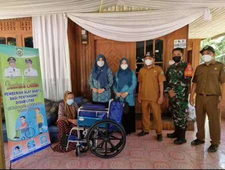 PENYERAHAN: Jajaran Dinsos Kabupaten Balangan, saat menyerahkan bantuan kepada penyandang disabilitas. | FOTO MC FOR RADAR BANJARMASIN.