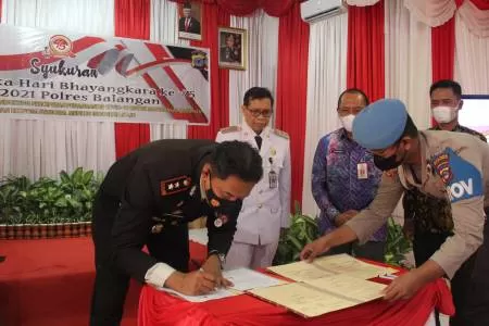 PENANDATANGANAN : Kapolres Balangan, AKBP Nur Khamid saat menandatangani Berita Acara Hibah. | FOTO MC FOR RADAR BANJARMASIN.
