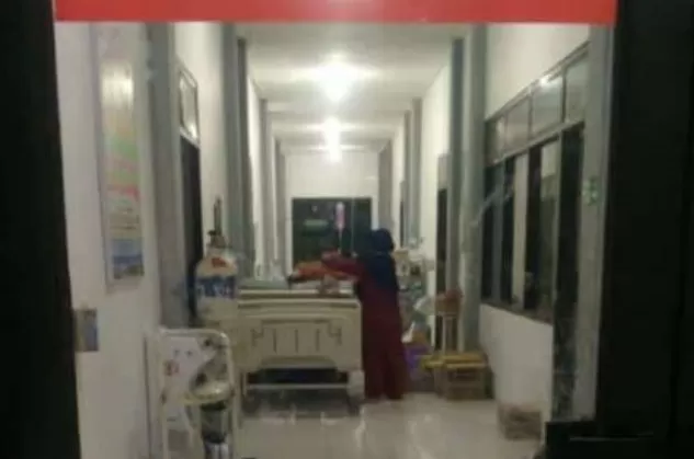 SUDAH PENUH: Satu pasien Covid-19 terpaksa dirawat di selasar Ruang Teratai RSUD Abdul Aziz Marabahan. | Foto: RSUD Abdul Aziz Marabahan for Radar Banjarmasin.