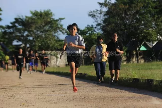 LATIHAN KERAS: Usai Popda Kalsel, para atlet atletik Kota Banjarmasin kembali mempersiapkan diri menghadapi kejuaraan antar klub di Tabalong.
