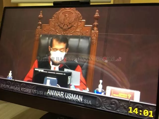 SIDANG: Mahkamah Konstitusi membacakan putusan persidangan sengketa perselisihan hasil Pilgun Kalsel kemarin. | Foto: Muhammad Oscar Fraby/RADAR BANJARMASIN