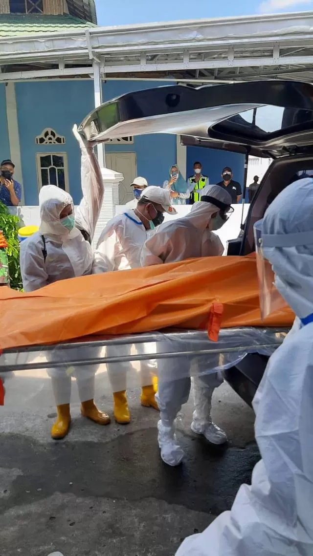 MENINGGAL ISOMAN: Petugas BPBD Kota Banjarbaru melakukan penjemputan jenazah yang meninggal ketika menjalani isolasi mandiri. | Foto: BPBD Banjarbaru for Radar Banjarmasin