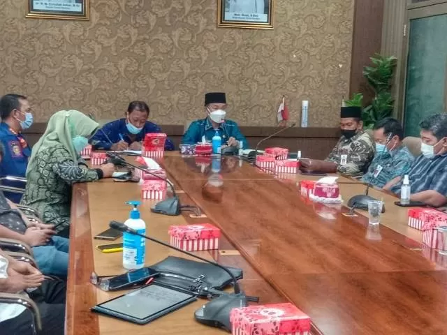 ANTISIPASI: Sekda Pemkab Tanbu Ambo Sakka (tengah) memimpin rapat koordinasi potensi kelangkaan gas oksigen.
