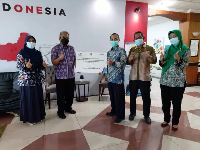 BANTUAN: PT PLN (Persero) UIKL Kalimantan menyerahkan bantuan fasilitasi peningkatan kapasitas usaha kepada UMKM Komunitas Rajut Banjarbaru (KRAB). | FOTO: PLN FOR RADAR BANJARMASIN