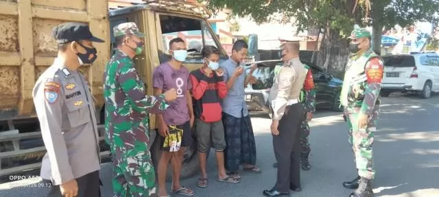 PAKAI MASKER: Petugas di lapangan diminta menindak secara humanis pelanggar protokol kesehatan di Kabupaten Hulu Sungai Tengah.