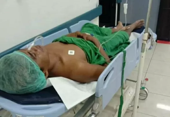LEWAT MASA KRITIS : Kondisi Syamsuddin usai menjalani operasi mengeluarkan ikan papuyu dari tenggorokannya. | Foto: AHMAD FOR RADAR BANJARMASIN