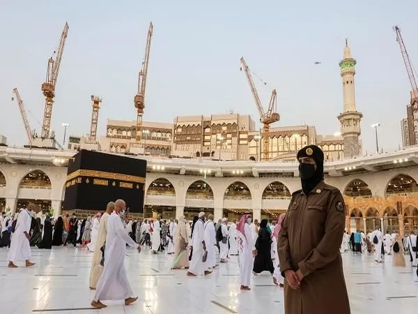 PEMANDANGAN BARU: Seorang penjaga wanita di Masjidil Haram pada 20 Juli tadi. Pemerintah Arab Saudi mulai membuka masjidil haram untuk jemaah umrah dari negara lain. | Foto: REUTERS