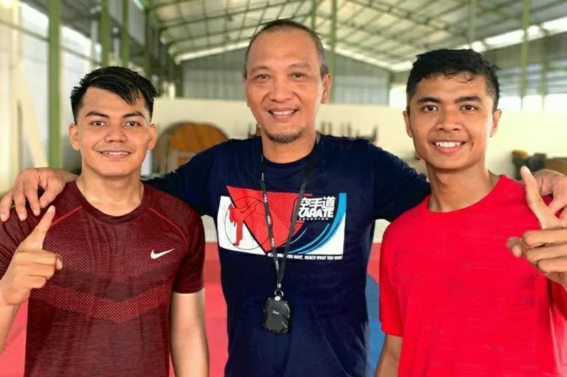 BERTIGA: Donaldo Wowor bersama dua karateka Kalsel Muhammad Mazlan dan Muhammad Saifa Alim yang akan tampil di PON XX Papua.