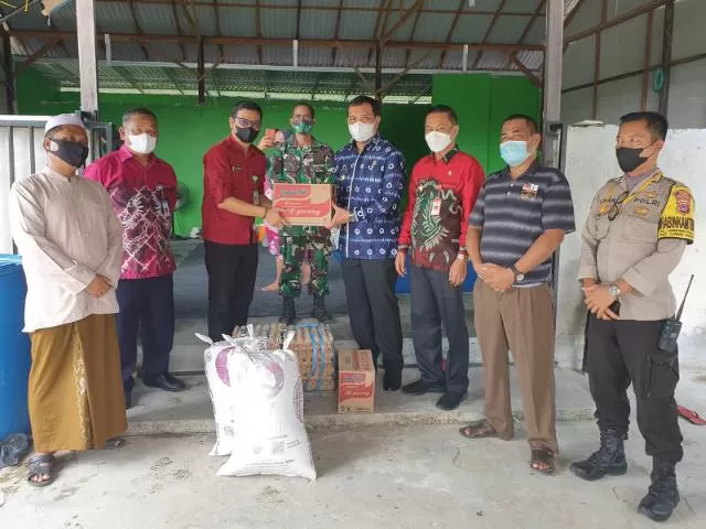 KELILING: Wali Kota Banjarbaru Aditya Mufti Ariffin bersama Wakil Wali Kota Banjarbaru Wartono saat keliling memberikan bantuan untuk sejumlah posko dan dapur umum yang membantu warga terdampak Covid-19, Kamis (29/7) tadi. | FOTO: HUMAS DAN PROTOKOL PEMKO BANJARBARU