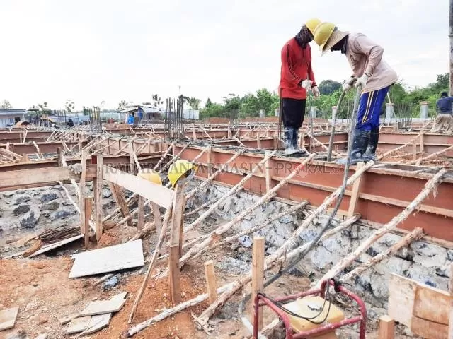 TURUT TERDAMPAK: Pekerjaan di sektor konstruksi turut terdampak PPKM Level 4 dikarenakan sulitnya mendatangkan pekerja dari luar pulau. | Foto: Muhammad Rifani/Radar Banjarmasin