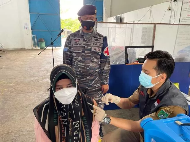 IKHTIAR: Jajaran TNI AL dan pemerintah menjalankan program Serbuan Vaksinasi Covid-19 bagi para pekerja di Pelabuhan Batulicin, Selasa (3/8).