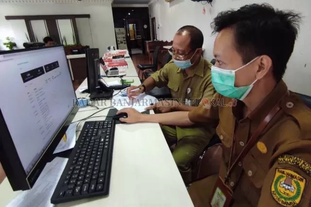 MONITOR: Pegawai BKD Banjarmasin memantau data pendaftaran seleksi CPNS secara daring. | FOTO: WAHYU RAMADHAN/RADAR BANJARMASIN