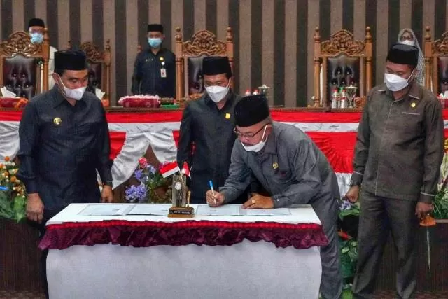 ANGGARAN: Bupati Tanbu HM Zairullah Azhar bersama Ketua DPRD Supiansyah saat menandatangani KUA PPAS, Rabu (4/8).