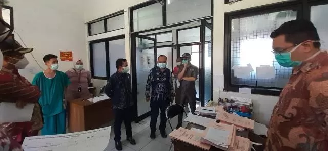 MEMANTAU: Ketua DPRD Tapin Yamani bersama anggota Komisi II memantau pelayanan RSUD Datu Sanggul Rantau menghadapi lonjakan kasus Covid-19 di Kabupaten Tapin. | Foto: Dilah for Radar Banjarmasin.