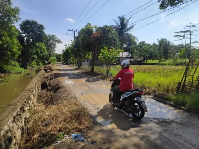 INGIN PERBAIKAN: Pengendara harus berhati-hati melewati jalan Matang Asam Desa Lawahan Kecamatan Tapin Selatan yang rusak parah. | Foto: Lator for Radar Banjarmasin.