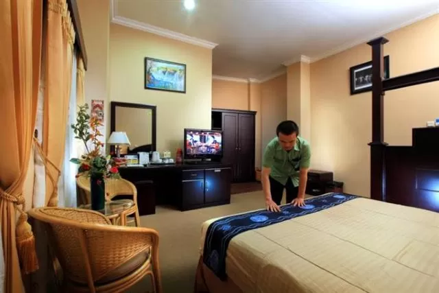 TERDAMPAK PPKM: Seorang pegawai hotel sedang menyiapkan kamar. Banyak pekerja di bidang perhotelan dan restoran yang harus dirumahkan karena kebijakan PPKM level IV.