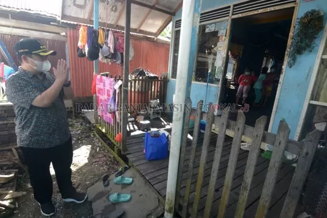 SAPA WARGA: Wali Kota Banjarmasin, Ibnu Sina menyapa warga Banua Anyar, kemarin (6/8). Senin (9/8) depan, bantuan untuk warga isoman mulai disalurkan BPBD. | FOTO: WAHYU RAMADHAN/RADAR BANJARMASIN