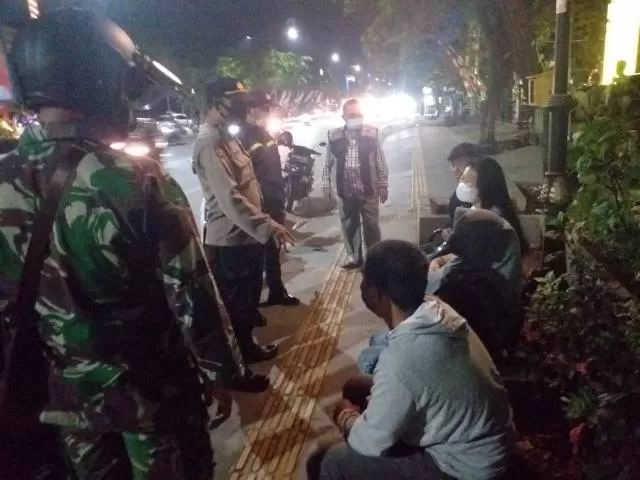 AYO DISIPLIN PROKES: Operasi yustisi dari aparat gabungan pada Sabtu (7/8) malam di kawasan Jalan Ahmad Yani. | FOTO: POLSEK BANJARMASIN TIMUR FOR RADAR BANJARMASIN