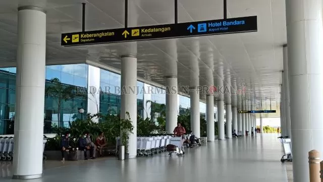 BANYAK RUGI: Bandara Internasional Syamsudin Noor  semakin sepi  lantaran penumpang pesawat diwajibkan membawa hasil tes PCR  dan kartu vaksin sebagai syarat terbang. | FOTO: SUTRISNO/RADAR BANJARMASIN