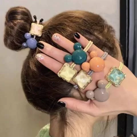 DUA FUNGSI: Beberapa jenis aksesori ikatan rambut unik yang dijual oleh Shania. Karena bentuknya yang unik, ikat rambut ini juga bisa jadi gelang. | FOTO: SHANIA FOR RADAR BANJARMASIN