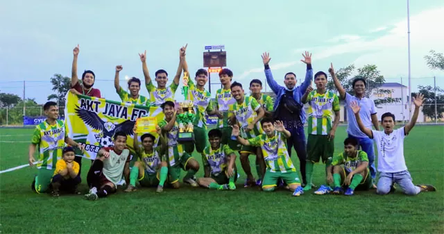 KAMPIUN: AKT Jaya berhasil menutup gelaran Liga Internal Peseban sebagai juara setelah mengandaskan perlawanan GRE FC dengan skor tipis 1-0 di Lapangan Sepak Bola Green Yakin, Kabupaten Banjar, Minggu (8/8) sore.