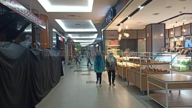 LESU: Suasana Q Mall Banjarbaru, kemarin. tampak sepi lantaran PPKM level 4 di Banjarbaru masih berlalu. Kondisi ini membuat manajemen mall merugi miliaran rupiah. | FOTO: SUTRISNO/RADAR BANJARMASIN