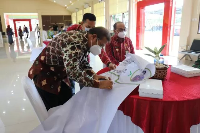 DUKUNG: Rektor ULM Sutarto Hadi membubuhkan tandatangan dukungan untuk proper SMS Dara Mengaca. | Foto: IST