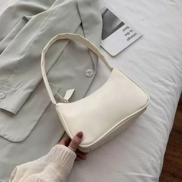 PUTIH: Shoulder bag putih menjadi terfavorit. Selain simpel, tas warna ini juga cocok untuk berbagai perpaduan busana.