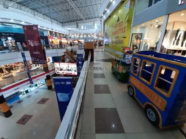 BUKA TAPI SEPI: Suasana Duta Mall kemarin (11/8). Tampak kereta mainan anak masih beroperasi. Di tengah PPKM, tingkat kunjungan mal semakin menurun. | FOTO: WAHYU RAMADHAN/RADAR BANJARMASIN