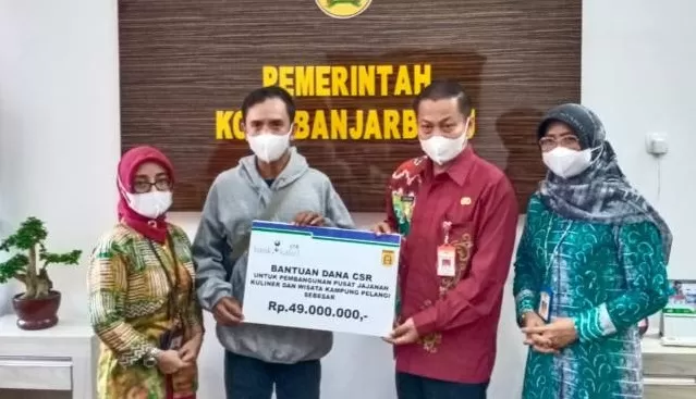 BANTUAN: Wali Kota Banjarbaru H M Aditya Mufti Ariffin SH MH bersama Wakil Wali Kota Banjarbaru Wartono SE saat menerima bantuan CSR dari Bank Kalsel, Kamis (5/8) tadi. | FOTO: HUMAS DAN PROTOKOL PEMKO BANJARBARU