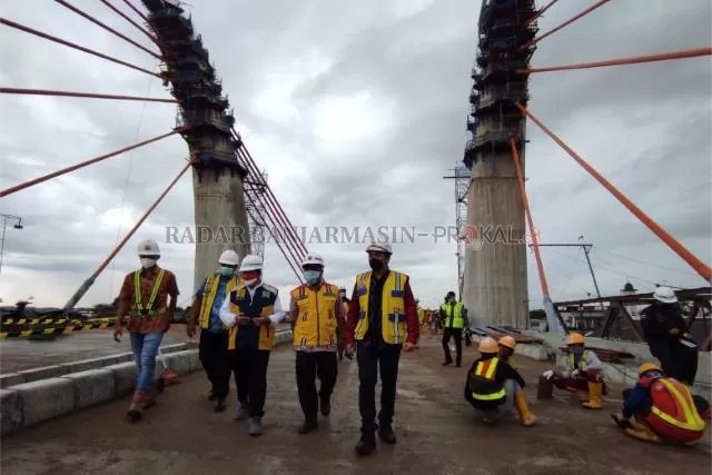 MEGA PROYEK: Wali Kota Banjarmasin, Ibnu Sina memantau lokasi proyek Jembatan Alalak di perbatasan Banjarmasin dan Barito Kuala, kemarin (13/8). | FOTO: WAHYU RAMADHAN/RADAR BANJARMASIN