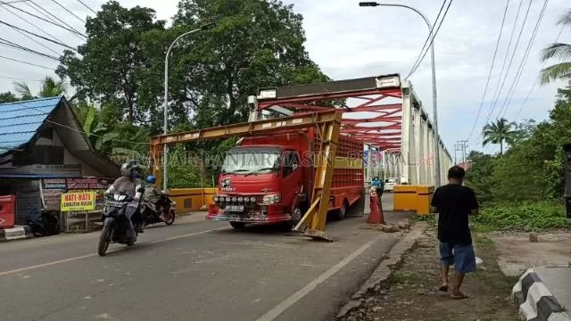 RUSAK LAGI : Kondisi portal Jembatan Paringin yang tertabrak truk berukuran besar dan tinggi. | FOTO: WAHYUDI/RADAR BANJARMASIN.