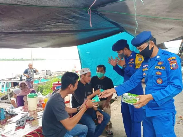 RAZIA: Anggota Satpolair Polres HSU melaksanakan Operasi Yustisi Pendisiplinan Prokes Cegah Covid-19 di Pasar Paminggir. | Foto: Satpolair untuk Radar Banjarmasin
