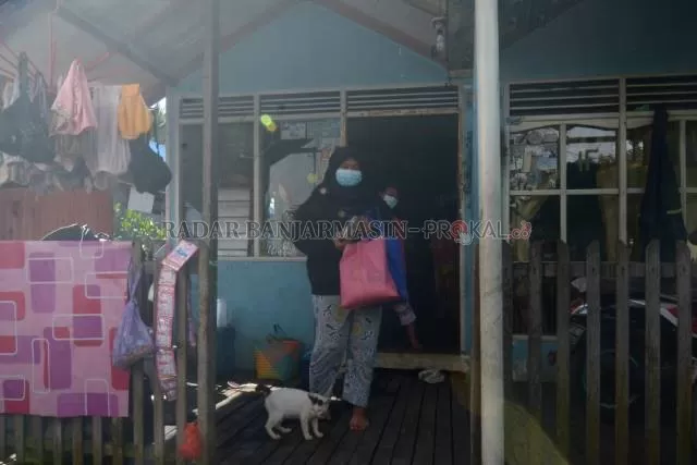 SEMANGAT SEMBUH: Warga di Banua Anyar, Banjarmasin Timur menerima bantuan isoman dari wali kota, pekan lalu.