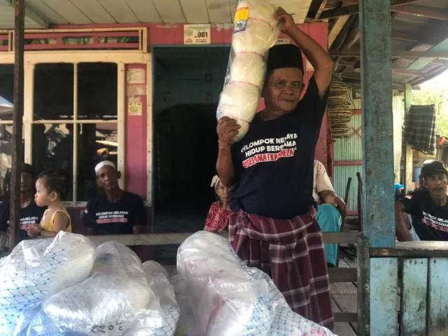 KEMBALIKAN JARING: Karena tak sesuai, Kelompok Nelayan Hidup Bersama sepakat untuk mengembalikan jaring ikan bantuan dari PT Sebuku Tanjung Coal.