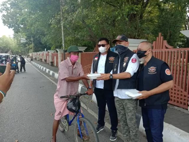 ISI KEMERDEKAAN: Perwakilan Pengcab HDCI Kota Banjarmasin dan bersama HDCI Kalsel membagikan nasi kotak kepada para pejuang jalanan, kemarin (17/8).