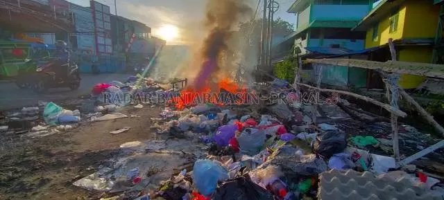 MALAH DIBAKAR: Entah siapa yang membakar tumpukan sampah di eks TPS Pasar Kuripan di Jalan Veteran. | FOTO: MAULANA/RADAR BANJARMASIN