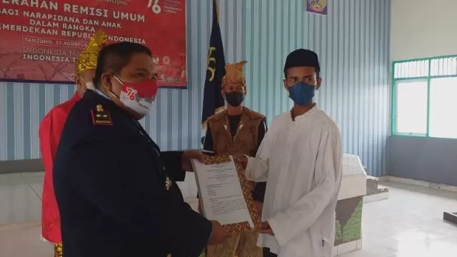 BERI REMISI: Kepala Lapas Kelas II Tanjung, Heru Yuswanto menyerahkan berkas remis kepada salah seorang narapidana.